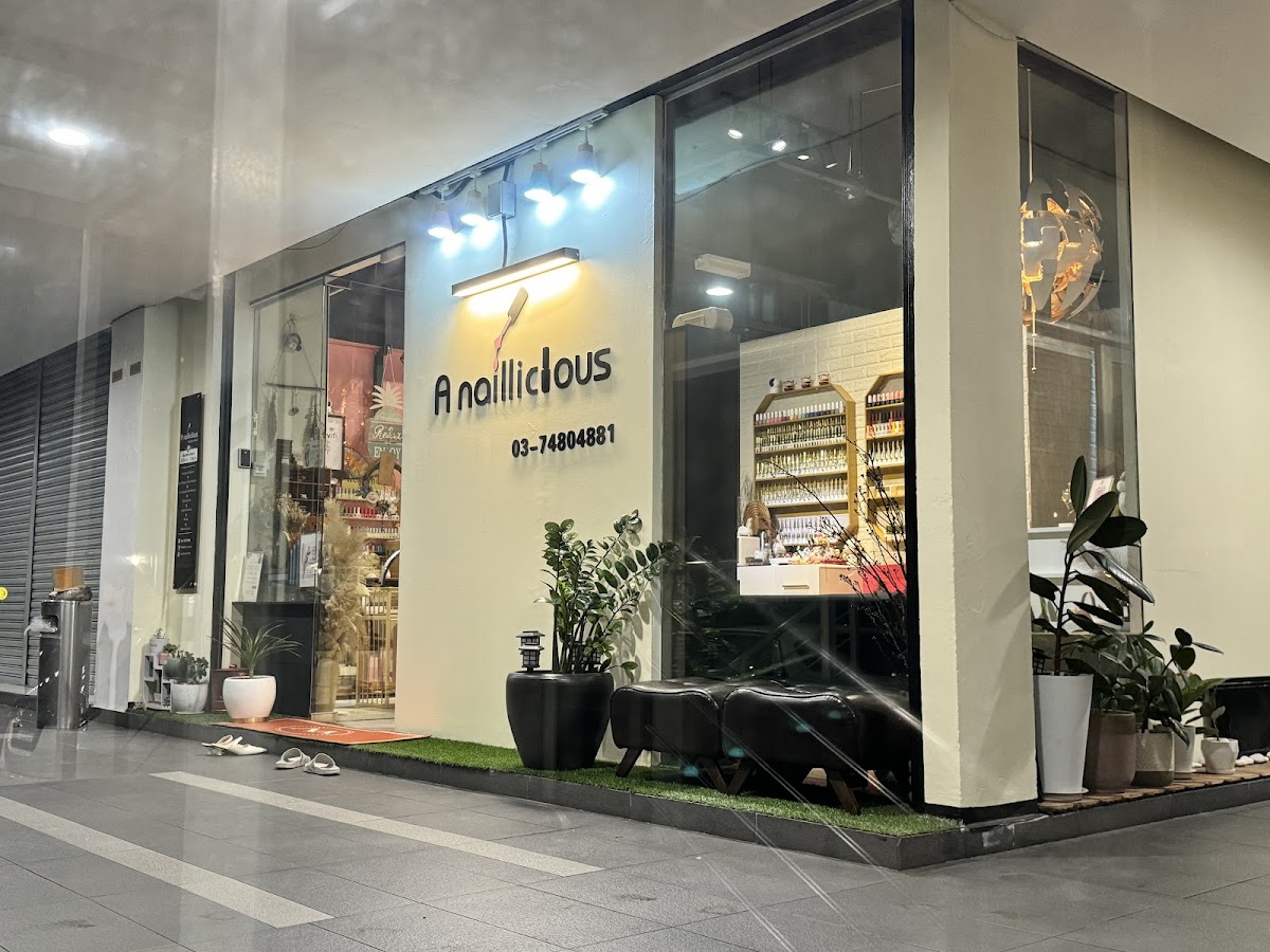 A naillicious Studio